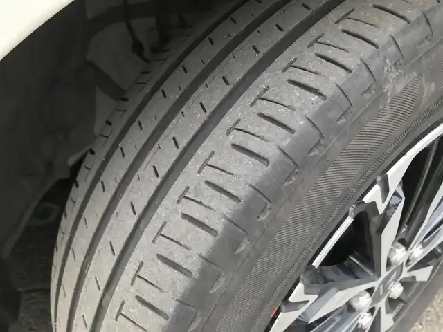 トヨタ シエンタ ハイブリッド 愛知県 2022(令4)年 7.4万km ホワイトパールクリスタルシャイン 純正10.5型ナビ/　(AppleCarPlay、AndroidAuto対応)/フルセグTV/ハンズフリーパワースライドドア(両側)/パノラミックビューモニター/ビルトインETC2.0/レーダークルーズコントロール/クリアランスソナー/セーフティセンス/・プリクラッシュセーフティ/・レーントレーシングアシスト/・レーンディパーチャーアラート/・アダプティブハイビームシステム/・ロードサインアシスト/・ドライバー異常時対応システム/・プロアクティブドライビングアシスト/・発進遅れ告知機能/パーキングサポートブレーキ/ブラインドスポットモニター/Bi-BeamLEDヘッドランプ/本革巻きステアリング/ステアリングヒーター/消臭撥水撥油機能付ファブリックシート/前席シートヒーター/モデリスタ15インチアルミホイール/モデリスタエアロ(F/S/R)/スマートエントリー/スタートシステム/禁煙車