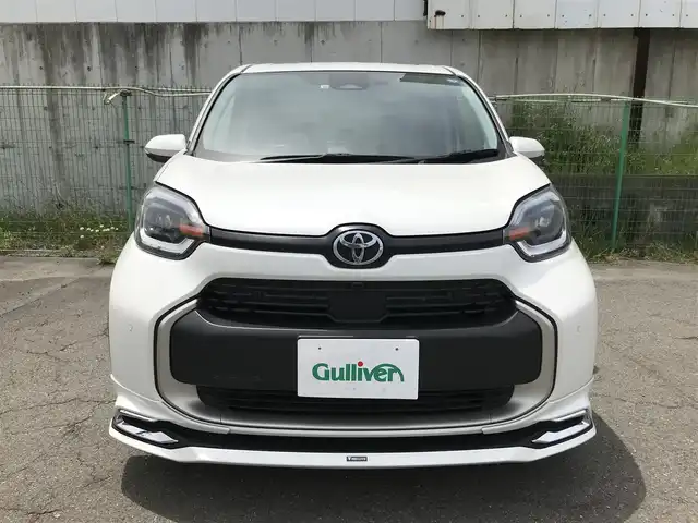 トヨタ シエンタ ハイブリッド 愛知県 2022(令4)年 7.4万km ホワイトパールクリスタルシャイン 純正10.5型ナビ/　(AppleCarPlay、AndroidAuto対応)/フルセグTV/ハンズフリーパワースライドドア(両側)/パノラミックビューモニター/ビルトインETC2.0/レーダークルーズコントロール/クリアランスソナー/セーフティセンス/・プリクラッシュセーフティ/・レーントレーシングアシスト/・レーンディパーチャーアラート/・アダプティブハイビームシステム/・ロードサインアシスト/・ドライバー異常時対応システム/・プロアクティブドライビングアシスト/・発進遅れ告知機能/パーキングサポートブレーキ/ブラインドスポットモニター/Bi-BeamLEDヘッドランプ/本革巻きステアリング/ステアリングヒーター/消臭撥水撥油機能付ファブリックシート/前席シートヒーター/モデリスタ15インチアルミホイール/モデリスタエアロ(F/S/R)/スマートエントリー/スタートシステム/禁煙車