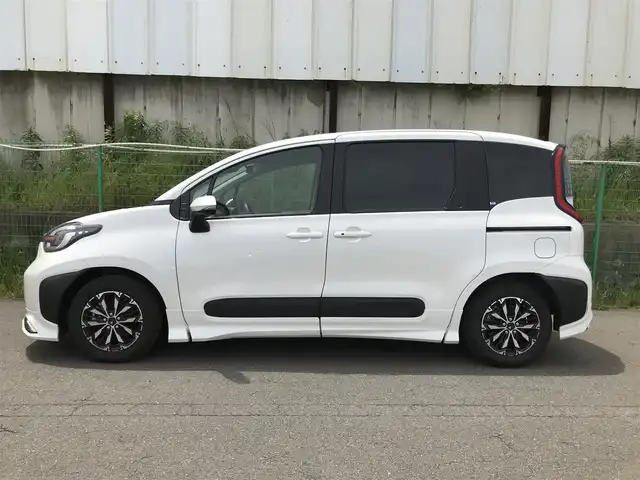 トヨタ シエンタ ハイブリッド 愛知県 2022(令4)年 7.4万km ホワイトパールクリスタルシャイン 純正10.5型ナビ/　(AppleCarPlay、AndroidAuto対応)/フルセグTV/ハンズフリーパワースライドドア(両側)/パノラミックビューモニター/ビルトインETC2.0/レーダークルーズコントロール/クリアランスソナー/セーフティセンス/・プリクラッシュセーフティ/・レーントレーシングアシスト/・レーンディパーチャーアラート/・アダプティブハイビームシステム/・ロードサインアシスト/・ドライバー異常時対応システム/・プロアクティブドライビングアシスト/・発進遅れ告知機能/パーキングサポートブレーキ/ブラインドスポットモニター/Bi-BeamLEDヘッドランプ/本革巻きステアリング/ステアリングヒーター/消臭撥水撥油機能付ファブリックシート/前席シートヒーター/モデリスタ15インチアルミホイール/モデリスタエアロ(F/S/R)/スマートエントリー/スタートシステム/禁煙車