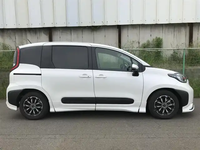 トヨタ シエンタ ハイブリッド 愛知県 2022(令4)年 7.4万km ホワイトパールクリスタルシャイン 純正10.5型ナビ/　(AppleCarPlay、AndroidAuto対応)/フルセグTV/ハンズフリーパワースライドドア(両側)/パノラミックビューモニター/ビルトインETC2.0/レーダークルーズコントロール/クリアランスソナー/セーフティセンス/・プリクラッシュセーフティ/・レーントレーシングアシスト/・レーンディパーチャーアラート/・アダプティブハイビームシステム/・ロードサインアシスト/・ドライバー異常時対応システム/・プロアクティブドライビングアシスト/・発進遅れ告知機能/パーキングサポートブレーキ/ブラインドスポットモニター/Bi-BeamLEDヘッドランプ/本革巻きステアリング/ステアリングヒーター/消臭撥水撥油機能付ファブリックシート/前席シートヒーター/モデリスタ15インチアルミホイール/モデリスタエアロ(F/S/R)/スマートエントリー/スタートシステム/禁煙車