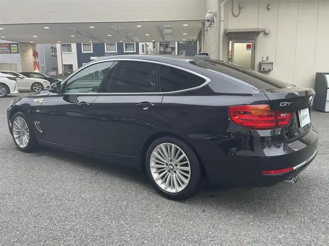 ＢＭＷ ３２８ｉ グランツーリスモ ラグジュアリー 神奈川県 2014(平26)年 8万km サファイアブラックP 純正メモリナビ＆フルセグTV/CD/DVD/BT/USB/AUX/バックカメラ/ミラー一体型ETC/黒革シート/前席シートヒーター/前席パワーシート/社外前後ドライブレコーダー/リアコーナーセンサー/パワーバックドア/電動格納式リアウイング/純正１８inアルミホイール/オートライト/LEDライト/フォグランプ/ウインカーミラー/電動格納ミラー/スマートキー/プッシュスタート/W＆サイド＆カーテンエアバッグ/横滑り防止装置/ABS/ターボ付/フロアマット/保証書/取扱説明書/スペアキー有