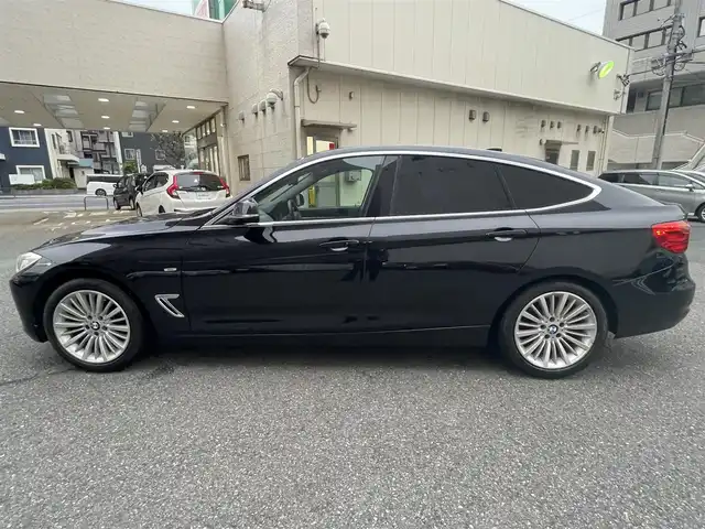 ＢＭＷ ３２８ｉ グランツーリスモ ラグジュアリー 神奈川県 2014(平26)年 8万km サファイアブラックP 純正メモリナビ＆フルセグTV/CD/DVD/BT/USB/AUX/バックカメラ/ミラー一体型ETC/黒革シート/前席シートヒーター/前席パワーシート/社外前後ドライブレコーダー/リアコーナーセンサー/パワーバックドア/電動格納式リアウイング/純正１８inアルミホイール/オートライト/LEDライト/フォグランプ/ウインカーミラー/電動格納ミラー/スマートキー/プッシュスタート/W＆サイド＆カーテンエアバッグ/横滑り防止装置/ABS/ターボ付/フロアマット/保証書/取扱説明書/スペアキー有