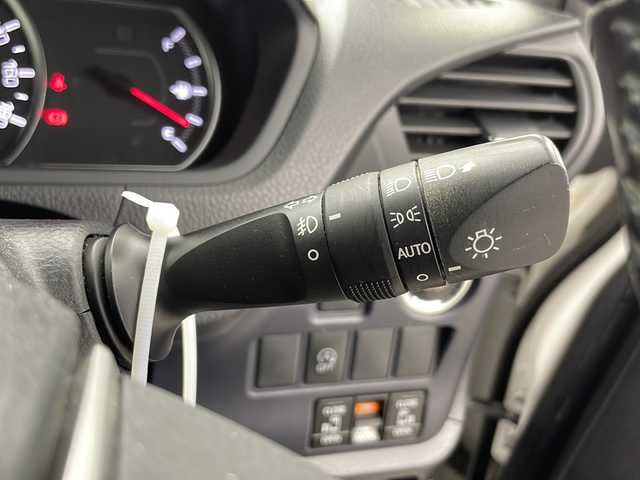 トヨタ ノア Si 千葉県 2015(平27)年 4.6万km ホワイトパールクリスタルシャイン 純正9インチSDナビ/CD BT MSV フルセグ/バックカメラ/両側パワースライドドア/LEDオートライト/純正16インチアルミホイール/革巻きステアリング/ステアリングスイッチ/ウィンカーミラー/純正フロアマット/ドアバイザー/プッシュスタート/スマートキー/ビルトインETC