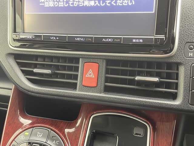 トヨタ ノア Si 千葉県 2015(平27)年 4.6万km ホワイトパールクリスタルシャイン 純正9インチSDナビ/CD BT MSV フルセグ/バックカメラ/両側パワースライドドア/LEDオートライト/純正16インチアルミホイール/革巻きステアリング/ステアリングスイッチ/ウィンカーミラー/純正フロアマット/ドアバイザー/プッシュスタート/スマートキー/ビルトインETC