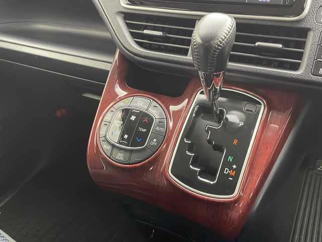 トヨタ ノア Si 千葉県 2015(平27)年 4.6万km ホワイトパールクリスタルシャイン 純正9インチSDナビ/CD BT MSV フルセグ/バックカメラ/両側パワースライドドア/LEDオートライト/純正16インチアルミホイール/革巻きステアリング/ステアリングスイッチ/ウィンカーミラー/純正フロアマット/ドアバイザー/プッシュスタート/スマートキー/ビルトインETC