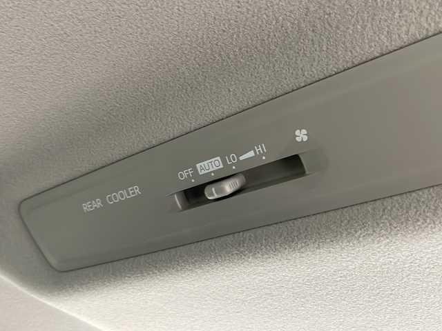 トヨタ ノア Si 千葉県 2015(平27)年 4.6万km ホワイトパールクリスタルシャイン 純正9インチSDナビ/CD BT MSV フルセグ/バックカメラ/両側パワースライドドア/LEDオートライト/純正16インチアルミホイール/革巻きステアリング/ステアリングスイッチ/ウィンカーミラー/純正フロアマット/ドアバイザー/プッシュスタート/スマートキー/ビルトインETC