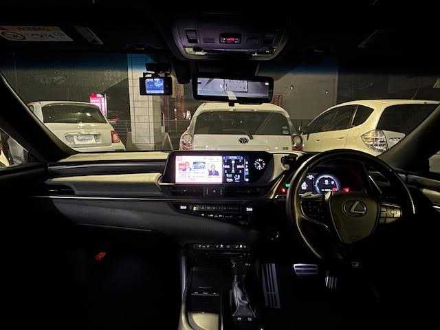 レクサス ＥＳ 300h Fスポーツ 埼玉県 2019(平31)年 5万km ホワイトノーヴァガラスフレーク 純正12.3型ナビ/バックカメラ/フルセグ/サンルーフ/衝突被害軽減ブレーキ/車線逸脱抑制装置/レーダークルーズコントロール/オートマチックハイビーム/クリアランスソナー/BSM/ETC2.0/デジタルインナーミラー/HUD/ドラレコ/シートヒーター/ベンチレーション/ステアリングヒーター/純正19インチAW/LEDヘッドライト/スマートキー