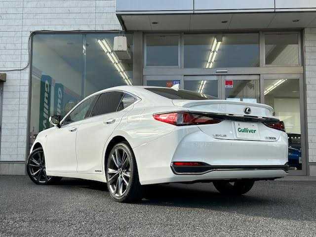 レクサス ＥＳ 300h Fスポーツ 埼玉県 2019(平31)年 5万km ホワイトノーヴァガラスフレーク 純正12.3型ナビ/バックカメラ/フルセグ/サンルーフ/衝突被害軽減ブレーキ/車線逸脱抑制装置/レーダークルーズコントロール/オートマチックハイビーム/クリアランスソナー/BSM/ETC2.0/デジタルインナーミラー/HUD/ドラレコ/シートヒーター/ベンチレーション/ステアリングヒーター/純正19インチAW/LEDヘッドライト/スマートキー