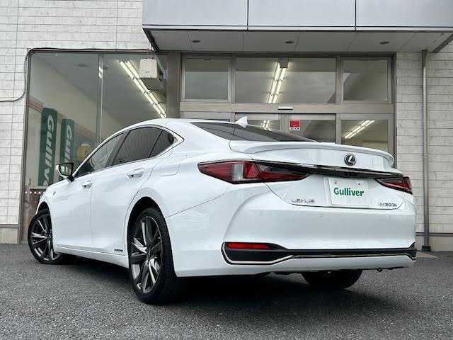 レクサス ＥＳ 300h Fスポーツ 埼玉県 2019(平31)年 5万km ホワイトノーヴァガラスフレーク 純正12.3型ナビ/バックカメラ/フルセグ/サンルーフ/衝突被害軽減ブレーキ/車線逸脱抑制装置/レーダークルーズコントロール/オートマチックハイビーム/クリアランスソナー/BSM/ETC2.0/デジタルインナーミラー/HUD/ドラレコ/シートヒーター/ベンチレーション/ステアリングヒーター/純正19インチAW/LEDヘッドライト/スマートキー