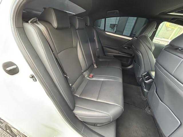 レクサス ＥＳ 300h Fスポーツ 埼玉県 2019(平31)年 5万km ホワイトノーヴァガラスフレーク 純正12.3型ナビ/バックカメラ/フルセグ/サンルーフ/衝突被害軽減ブレーキ/車線逸脱抑制装置/レーダークルーズコントロール/オートマチックハイビーム/クリアランスソナー/BSM/ETC2.0/デジタルインナーミラー/HUD/ドラレコ/シートヒーター/ベンチレーション/ステアリングヒーター/純正19インチAW/LEDヘッドライト/スマートキー