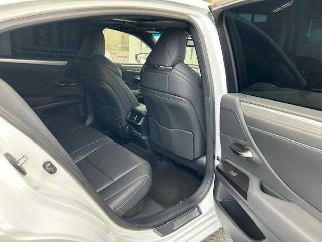 レクサス ＥＳ 300h Fスポーツ 埼玉県 2019(平31)年 5万km ホワイトノーヴァガラスフレーク 純正12.3型ナビ/バックカメラ/フルセグ/サンルーフ/衝突被害軽減ブレーキ/車線逸脱抑制装置/レーダークルーズコントロール/オートマチックハイビーム/クリアランスソナー/BSM/ETC2.0/デジタルインナーミラー/HUD/ドラレコ/シートヒーター/ベンチレーション/ステアリングヒーター/純正19インチAW/LEDヘッドライト/スマートキー