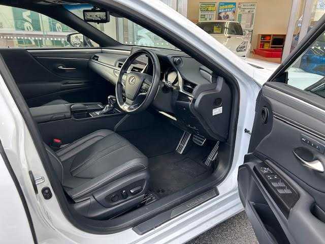 レクサス ＥＳ 300h Fスポーツ 埼玉県 2019(平31)年 5万km ホワイトノーヴァガラスフレーク 純正12.3型ナビ/バックカメラ/フルセグ/サンルーフ/衝突被害軽減ブレーキ/車線逸脱抑制装置/レーダークルーズコントロール/オートマチックハイビーム/クリアランスソナー/BSM/ETC2.0/デジタルインナーミラー/HUD/ドラレコ/シートヒーター/ベンチレーション/ステアリングヒーター/純正19インチAW/LEDヘッドライト/スマートキー