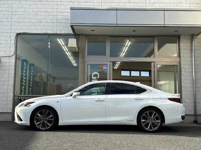 レクサス ＥＳ 300h Fスポーツ 埼玉県 2019(平31)年 5万km ホワイトノーヴァガラスフレーク 純正12.3型ナビ/バックカメラ/フルセグ/サンルーフ/衝突被害軽減ブレーキ/車線逸脱抑制装置/レーダークルーズコントロール/オートマチックハイビーム/クリアランスソナー/BSM/ETC2.0/デジタルインナーミラー/HUD/ドラレコ/シートヒーター/ベンチレーション/ステアリングヒーター/純正19インチAW/LEDヘッドライト/スマートキー