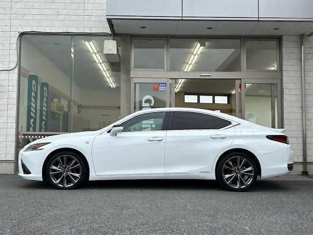 レクサス ＥＳ 300h Fスポーツ 埼玉県 2019(平31)年 5万km ホワイトノーヴァガラスフレーク 純正12.3型ナビ/バックカメラ/フルセグ/サンルーフ/衝突被害軽減ブレーキ/車線逸脱抑制装置/レーダークルーズコントロール/オートマチックハイビーム/クリアランスソナー/BSM/ETC2.0/デジタルインナーミラー/HUD/ドラレコ/シートヒーター/ベンチレーション/ステアリングヒーター/純正19インチAW/LEDヘッドライト/スマートキー