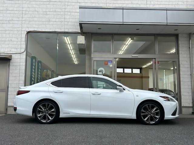 レクサス ＥＳ 300h Fスポーツ 埼玉県 2019(平31)年 5万km ホワイトノーヴァガラスフレーク 純正12.3型ナビ/バックカメラ/フルセグ/サンルーフ/衝突被害軽減ブレーキ/車線逸脱抑制装置/レーダークルーズコントロール/オートマチックハイビーム/クリアランスソナー/BSM/ETC2.0/デジタルインナーミラー/HUD/ドラレコ/シートヒーター/ベンチレーション/ステアリングヒーター/純正19インチAW/LEDヘッドライト/スマートキー