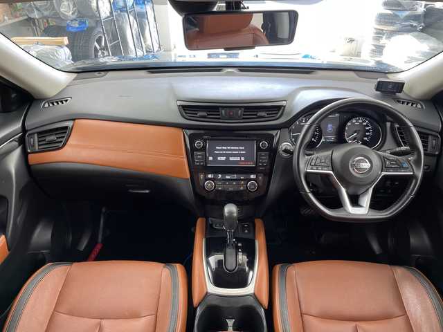 日産 エクストレイル 20Xi レザーエディション 道央・札幌 2020(令2)年 7.3万km ダイヤモンドブラック ・切替4WD/・バックカメラ/全方位カメラ/・エマージェンシーブレーキ/・ブラインドスポットモニター/・前席・後席シートヒーター/・運転席・助手席パワーシート/・デジタルインナーミラー/・電動パーキングブレーキ/・オートホールド機能/・追従機能付クルーズコントロール/・パワーバックドア/・アイドリングストップ/・横滑り防止機能/・コーナーセンサー/・純正フロアマット/・純正アルミホイール/・ETC