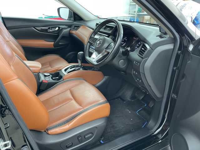 日産 エクストレイル 20Xi レザーエディション 道央・札幌 2020(令2)年 7.3万km ダイヤモンドブラック ・切替4WD/・バックカメラ/全方位カメラ/・エマージェンシーブレーキ/・ブラインドスポットモニター/・前席・後席シートヒーター/・運転席・助手席パワーシート/・デジタルインナーミラー/・電動パーキングブレーキ/・オートホールド機能/・追従機能付クルーズコントロール/・パワーバックドア/・アイドリングストップ/・横滑り防止機能/・コーナーセンサー/・純正フロアマット/・純正アルミホイール/・ETC