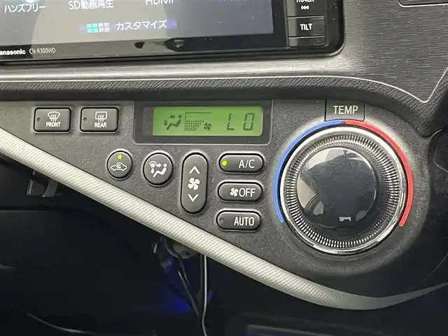 トヨタ アクア S 愛知県 2014(平26)年 4.4万km ライムホワイトパールクリスタルシャイン 社外ＳＤナビ　フルセグＴＶ　バックカメラ　禁煙　ＣＤ DVD　Ｂｌｕｅｔｏｏｔｈ　ＥＴＣ　プッシュスタート　オートライト　社外１５インチアルミホイール　フロアマット　ドアバイザー　オートエアコン　スマートキー