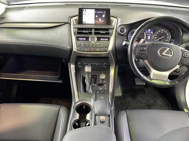 レクサス ＮＸ 300h アーバンスタイル 京都府 2017(平29)年 10.5万km ソニッククォーツ メーカー純正ＳＤナビ/CD/DVD/AM/FM/USB/SD/AUX/バックカメラ/サイドカメラ/Ｂｌｕｅｔｏｏｔｈ/フルセグＴＶ/レザーシート/前席シートヒーター/メモリー付きパワーシート/３眼ＬＥＤヘッドライト/OPアルミ18インチ/パドルシフト/ステアリングヒーター/電動リアゲート/前後コーナーセンサー/ダブルエアバッグ/カーテンエアバッグ/レーダークルーズコントロール/パワーウィンドウ/パワーステアリング/レーンキープアシスト/横滑り防止装置/盗難防止装置/ABS/オートライト/フォグライト/ビルトイン2.0ETC/オートエアコン/プッシュスタート＆スマートキー