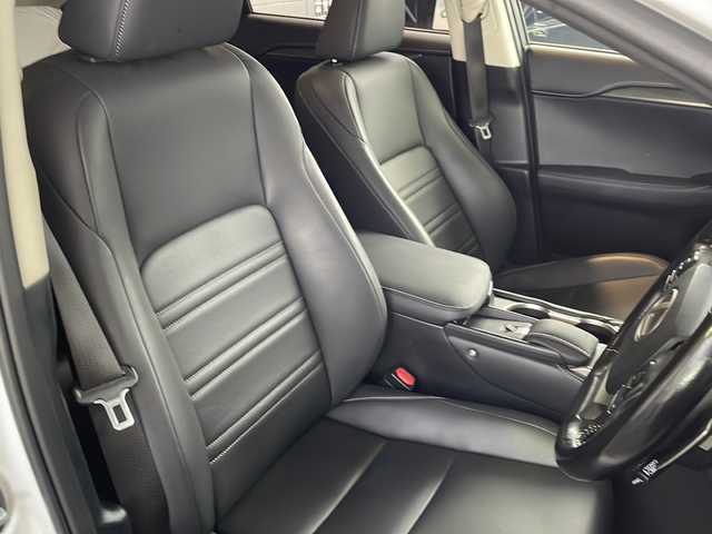 レクサス ＮＸ 300h アーバンスタイル 京都府 2017(平29)年 10.5万km ソニッククォーツ メーカー純正ＳＤナビ/CD/DVD/AM/FM/USB/SD/AUX/バックカメラ/サイドカメラ/Ｂｌｕｅｔｏｏｔｈ/フルセグＴＶ/レザーシート/前席シートヒーター/メモリー付きパワーシート/３眼ＬＥＤヘッドライト/OPアルミ18インチ/パドルシフト/ステアリングヒーター/電動リアゲート/前後コーナーセンサー/ダブルエアバッグ/カーテンエアバッグ/レーダークルーズコントロール/パワーウィンドウ/パワーステアリング/レーンキープアシスト/横滑り防止装置/盗難防止装置/ABS/オートライト/フォグライト/ビルトイン2.0ETC/オートエアコン/プッシュスタート＆スマートキー