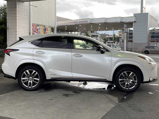 レクサス ＮＸ 300h アーバンスタイル 京都府 2017(平29)年 10.5万km ソニッククォーツ メーカー純正ＳＤナビ/CD/DVD/AM/FM/USB/SD/AUX/バックカメラ/サイドカメラ/Ｂｌｕｅｔｏｏｔｈ/フルセグＴＶ/レザーシート/前席シートヒーター/メモリー付きパワーシート/３眼ＬＥＤヘッドライト/OPアルミ18インチ/パドルシフト/ステアリングヒーター/電動リアゲート/前後コーナーセンサー/ダブルエアバッグ/カーテンエアバッグ/レーダークルーズコントロール/パワーウィンドウ/パワーステアリング/レーンキープアシスト/横滑り防止装置/盗難防止装置/ABS/オートライト/フォグライト/ビルトイン2.0ETC/オートエアコン/プッシュスタート＆スマートキー