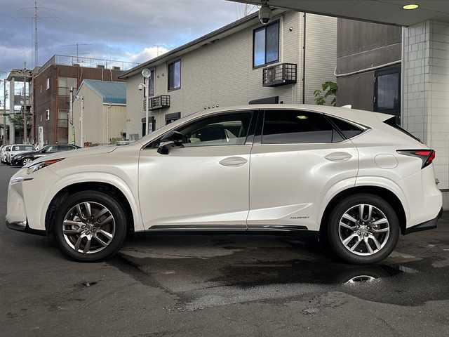 レクサス ＮＸ 300h アーバンスタイル 京都府 2017(平29)年 10.5万km ソニッククォーツ メーカー純正ＳＤナビ/CD/DVD/AM/FM/USB/SD/AUX/バックカメラ/サイドカメラ/Ｂｌｕｅｔｏｏｔｈ/フルセグＴＶ/レザーシート/前席シートヒーター/メモリー付きパワーシート/３眼ＬＥＤヘッドライト/OPアルミ18インチ/パドルシフト/ステアリングヒーター/電動リアゲート/前後コーナーセンサー/ダブルエアバッグ/カーテンエアバッグ/レーダークルーズコントロール/パワーウィンドウ/パワーステアリング/レーンキープアシスト/横滑り防止装置/盗難防止装置/ABS/オートライト/フォグライト/ビルトイン2.0ETC/オートエアコン/プッシュスタート＆スマートキー