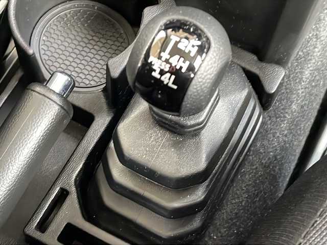 スズキ ジムニー XC 長野県 2025(令7)年 0.3万km ジャングルグリーン スズキセーフティサポート /ワンオーナー /オーバーフェンダー/純正１６イン阿智アルミ/TOYOオープンカントリータイヤ/ノーマルタイヤ積込/IPFサイドストレージパネル/リアドアストップダンパー/バイザー