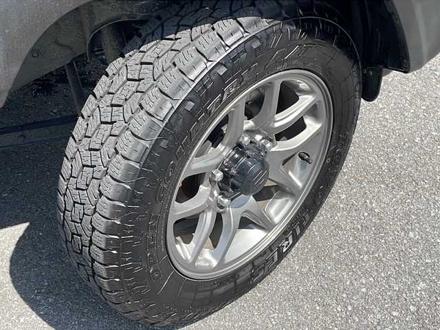 スズキ ジムニー XC 長野県 2025(令7)年 0.3万km ジャングルグリーン スズキセーフティサポート /ワンオーナー /オーバーフェンダー/純正１６イン阿智アルミ/TOYOオープンカントリータイヤ/ノーマルタイヤ積込/IPFサイドストレージパネル/リアドアストップダンパー/バイザー