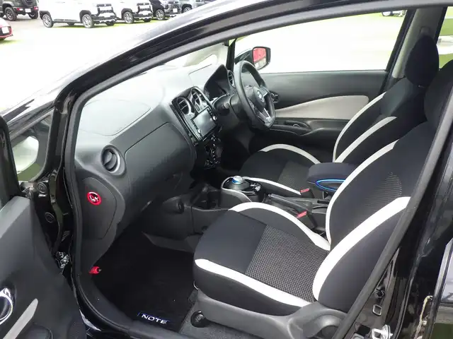 日産 ノート e－パワー X 千葉県 2018(平30)年 2.4万km スーパーブラック エマージェンシーブレーキ/インテリジェントルームミラー/純正SDナビ/地デジTV/【BD/DVD/CD再生機能　Bluetooth接続】/アラウンドビューモニター/ドライブレコーダー/ETC/LEDヘッドライト/ウインカーミラー/コーナーセンサー/社外14インチアルミホイル/インテリジェントキー