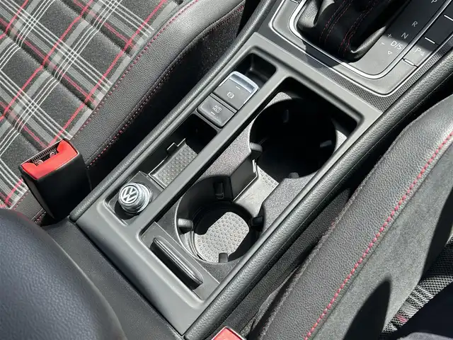 フォルクスワーゲン ゴルフ ＧＴＩ パフォーマンス 愛知県 2014(平26)年 1.3万km ガンＭ スマートキー/プッシュスタート/純正ナビ/フルセグTV/BT/バックカメラ/ETC/純正19インチAW/純正キャリパー/プリクラッシュセーフティ/レーンキープアシスト/クリアランスソナー /アダクティブクルーズコントロール/ドライブレコーダー/レーダー探知機/アイドリングストップ/オートライト/取説、保証書/スペアキー