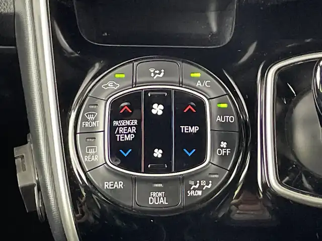 トヨタ ヴォクシー ハイブリッド ZS 煌Ⅱ 愛知県 2019(平31)年 6万km イナズマスパーキングブラックガラスフレーク 禁煙車/純正10インチナビ/（CD/DVD/Bluetooth/フルセグTV/HDMI/USB)/バックカメラ/フリップダウンモニター/トヨタセーフティセンス/・プリクラッシュセーフティ/・レーンディパーチャーアラート/・オートマチックハイビーム/クルーズコントロール/前後ドライブレコーダー/ETC/シートヒーター/両側パワースライドドア/スマートキー/エンジンスターター/プッシュスタート/純正16インチアルミホイール/LEDヘッドライト/フロントフォグランプ/純正フロアマット/横滑り防止装置