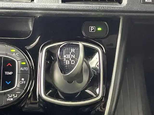 トヨタ ヴォクシー ハイブリッド ZS 煌Ⅱ 愛知県 2019(平31)年 6万km イナズマスパーキングブラックガラスフレーク 禁煙車/純正10インチナビ/（CD/DVD/Bluetooth/フルセグTV/HDMI/USB)/バックカメラ/フリップダウンモニター/トヨタセーフティセンス/・プリクラッシュセーフティ/・レーンディパーチャーアラート/・オートマチックハイビーム/クルーズコントロール/前後ドライブレコーダー/ETC/シートヒーター/両側パワースライドドア/スマートキー/エンジンスターター/プッシュスタート/純正16インチアルミホイール/LEDヘッドライト/フロントフォグランプ/純正フロアマット/横滑り防止装置