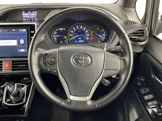 トヨタ ヴォクシー ハイブリッド ZS 煌Ⅱ 愛知県 2019(平31)年 6万km イナズマスパーキングブラックガラスフレーク 禁煙車/純正10インチナビ/（CD/DVD/Bluetooth/フルセグTV/HDMI/USB)/バックカメラ/フリップダウンモニター/トヨタセーフティセンス/・プリクラッシュセーフティ/・レーンディパーチャーアラート/・オートマチックハイビーム/クルーズコントロール/前後ドライブレコーダー/ETC/シートヒーター/両側パワースライドドア/スマートキー/エンジンスターター/プッシュスタート/純正16インチアルミホイール/LEDヘッドライト/フロントフォグランプ/純正フロアマット/横滑り防止装置