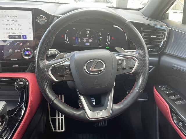 レクサス ＮＸ 350h Fスポーツ 鳥取県 2022(令4)年 2.8万km ホワイトノーヴァガラスフレーク ワンオーナー/オートモード４WD/スマートキーx２カードキー/レッド・ブラックレザー/ダブルサンルーフ/オレンジキャリパー/グロスブラック20インチAW/デジタルインナーミラー/電動ラッジドア/全方位カメラ/プリクラッシュセーフティ/ブラインドスポット/レーンデパーチャー/アダクティブクルーズ/インテリソナー/オートハイビーム/360度ドライブレコーダー/パークングアシスト/メーカーナビゲーション/フルセグ・Bluetooth・DVD再生/パドルシフト/前席パワーシート/エアーシート・ヒーター/AC100V電源/LEDヘッドライト/LEDフォグ/ビルトインETC/保証書・取説