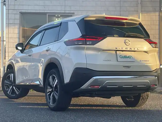 日産 エクストレイル G e－4ORCE 福岡県 2025(令7)年 0.1万km ブリリアントホワイトパール ワンオーナー/4WD/プロパイロット/プロパイロットパーキング/純正12.3インチナビ/　(AM/FM/Bluetooth/Andoroid Auto/フルセグTV)/アラウンドビューモニター/バック/フロント/サイドカメラ/運転支援機能/・エマージェンシーブレーキ/・踏み間違い衝突防止/・前方衝突予測/・後側方車両検知/衝突防止支援/・車線逸脱警報/防止支援/・後退時車両検知/・ふらつき警報/・標識検知/・クルーズコントロール/・オートライト/・オートマチックハイビーム/・横滑り防止機能/・クリアランスソナー/・コーナーセンサー/純正19インチアルミホイール/パワーバックドア/インテリジェントルームミラー/黒色レザーシート/純正前方ドライブレコーダー【DJ6】/ビルトインETC2.0/ヘッドアップディスプレイ/ステアリングスイッチ/ステアリングヒーター/シートメモリー(D)/パワーシート(D/N)/シートヒーター(全席)/純正フロアマット＆ラバーマット/ラゲッジカバー/ワイヤレス充電器/USBソケット×2、タイプC×2/アクセサリーソケット/100V電源/ISOFIX/スペアキー×1/保証書、取説、ナビ取説