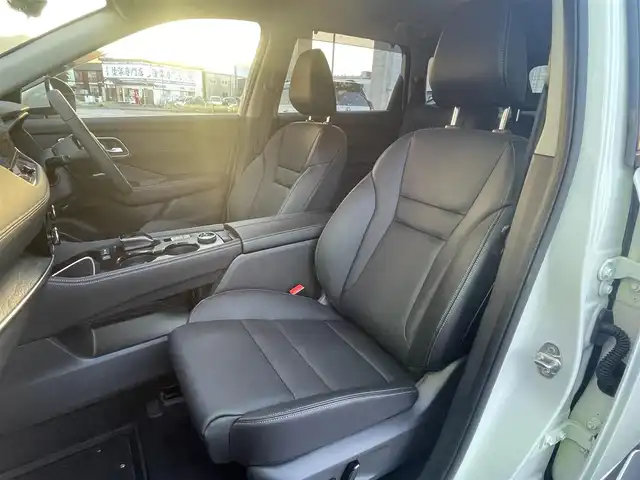 日産 エクストレイル G e－4ORCE 福岡県 2025(令7)年 0.1万km ブリリアントホワイトパール ワンオーナー/4WD/プロパイロット/プロパイロットパーキング/純正12.3インチナビ/　(AM/FM/Bluetooth/Andoroid Auto/フルセグTV)/アラウンドビューモニター/バック/フロント/サイドカメラ/運転支援機能/・エマージェンシーブレーキ/・踏み間違い衝突防止/・前方衝突予測/・後側方車両検知/衝突防止支援/・車線逸脱警報/防止支援/・後退時車両検知/・ふらつき警報/・標識検知/・クルーズコントロール/・オートライト/・オートマチックハイビーム/・横滑り防止機能/・クリアランスソナー/・コーナーセンサー/純正19インチアルミホイール/パワーバックドア/インテリジェントルームミラー/黒色レザーシート/純正前方ドライブレコーダー【DJ6】/ビルトインETC2.0/ヘッドアップディスプレイ/ステアリングスイッチ/ステアリングヒーター/シートメモリー(D)/パワーシート(D/N)/シートヒーター(全席)/純正フロアマット＆ラバーマット/ラゲッジカバー/ワイヤレス充電器/USBソケット×2、タイプC×2/アクセサリーソケット/100V電源/ISOFIX/スペアキー×1/保証書、取説、ナビ取説
