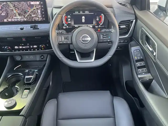 日産 エクストレイル G e－4ORCE 福岡県 2025(令7)年 0.1万km ブリリアントホワイトパール ワンオーナー/4WD/プロパイロット/プロパイロットパーキング/純正12.3インチナビ/　(AM/FM/Bluetooth/Andoroid Auto/フルセグTV)/アラウンドビューモニター/バック/フロント/サイドカメラ/運転支援機能/・エマージェンシーブレーキ/・踏み間違い衝突防止/・前方衝突予測/・後側方車両検知/衝突防止支援/・車線逸脱警報/防止支援/・後退時車両検知/・ふらつき警報/・標識検知/・クルーズコントロール/・オートライト/・オートマチックハイビーム/・横滑り防止機能/・クリアランスソナー/・コーナーセンサー/純正19インチアルミホイール/パワーバックドア/インテリジェントルームミラー/黒色レザーシート/純正前方ドライブレコーダー【DJ6】/ビルトインETC2.0/ヘッドアップディスプレイ/ステアリングスイッチ/ステアリングヒーター/シートメモリー(D)/パワーシート(D/N)/シートヒーター(全席)/純正フロアマット＆ラバーマット/ラゲッジカバー/ワイヤレス充電器/USBソケット×2、タイプC×2/アクセサリーソケット/100V電源/ISOFIX/スペアキー×1/保証書、取説、ナビ取説