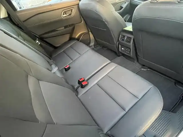日産 エクストレイル G e－4ORCE 福岡県 2025(令7)年 0.1万km ブリリアントホワイトパール ワンオーナー/4WD/プロパイロット/プロパイロットパーキング/純正12.3インチナビ/　(AM/FM/Bluetooth/Andoroid Auto/フルセグTV)/アラウンドビューモニター/バック/フロント/サイドカメラ/運転支援機能/・エマージェンシーブレーキ/・踏み間違い衝突防止/・前方衝突予測/・後側方車両検知/衝突防止支援/・車線逸脱警報/防止支援/・後退時車両検知/・ふらつき警報/・標識検知/・クルーズコントロール/・オートライト/・オートマチックハイビーム/・横滑り防止機能/・クリアランスソナー/・コーナーセンサー/純正19インチアルミホイール/パワーバックドア/インテリジェントルームミラー/黒色レザーシート/純正前方ドライブレコーダー【DJ6】/ビルトインETC2.0/ヘッドアップディスプレイ/ステアリングスイッチ/ステアリングヒーター/シートメモリー(D)/パワーシート(D/N)/シートヒーター(全席)/純正フロアマット＆ラバーマット/ラゲッジカバー/ワイヤレス充電器/USBソケット×2、タイプC×2/アクセサリーソケット/100V電源/ISOFIX/スペアキー×1/保証書、取説、ナビ取説