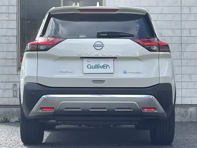 日産 エクストレイル G e－4ORCE 福岡県 2025(令7)年 0.1万km ブリリアントホワイトパール ワンオーナー/4WD/プロパイロット/プロパイロットパーキング/純正12.3インチナビ/　(AM/FM/Bluetooth/Andoroid Auto/フルセグTV)/アラウンドビューモニター/バック/フロント/サイドカメラ/運転支援機能/・エマージェンシーブレーキ/・踏み間違い衝突防止/・前方衝突予測/・後側方車両検知/衝突防止支援/・車線逸脱警報/防止支援/・後退時車両検知/・ふらつき警報/・標識検知/・クルーズコントロール/・オートライト/・オートマチックハイビーム/・横滑り防止機能/・クリアランスソナー/・コーナーセンサー/純正19インチアルミホイール/パワーバックドア/インテリジェントルームミラー/黒色レザーシート/純正前方ドライブレコーダー【DJ6】/ビルトインETC2.0/ヘッドアップディスプレイ/ステアリングスイッチ/ステアリングヒーター/シートメモリー(D)/パワーシート(D/N)/シートヒーター(全席)/純正フロアマット＆ラバーマット/ラゲッジカバー/ワイヤレス充電器/USBソケット×2、タイプC×2/アクセサリーソケット/100V電源/ISOFIX/スペアキー×1/保証書、取説、ナビ取説