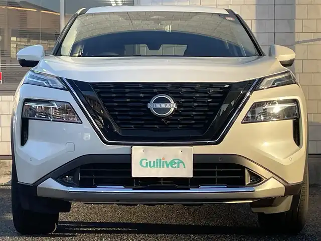 日産 エクストレイル G e－4ORCE 福岡県 2025(令7)年 0.1万km ブリリアントホワイトパール ワンオーナー/4WD/プロパイロット/プロパイロットパーキング/純正12.3インチナビ/　(AM/FM/Bluetooth/Andoroid Auto/フルセグTV)/アラウンドビューモニター/バック/フロント/サイドカメラ/運転支援機能/・エマージェンシーブレーキ/・踏み間違い衝突防止/・前方衝突予測/・後側方車両検知/衝突防止支援/・車線逸脱警報/防止支援/・後退時車両検知/・ふらつき警報/・標識検知/・クルーズコントロール/・オートライト/・オートマチックハイビーム/・横滑り防止機能/・クリアランスソナー/・コーナーセンサー/純正19インチアルミホイール/パワーバックドア/インテリジェントルームミラー/黒色レザーシート/純正前方ドライブレコーダー【DJ6】/ビルトインETC2.0/ヘッドアップディスプレイ/ステアリングスイッチ/ステアリングヒーター/シートメモリー(D)/パワーシート(D/N)/シートヒーター(全席)/純正フロアマット＆ラバーマット/ラゲッジカバー/ワイヤレス充電器/USBソケット×2、タイプC×2/アクセサリーソケット/100V電源/ISOFIX/スペアキー×1/保証書、取説、ナビ取説