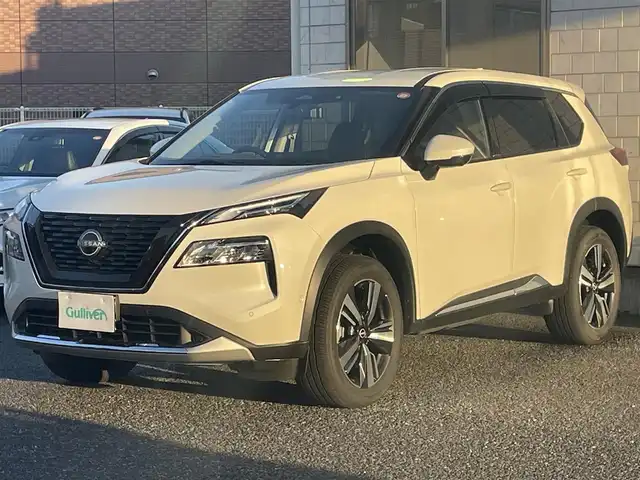 日産 エクストレイル G e－4ORCE 福岡県 2025(令7)年 0.1万km ブリリアントホワイトパール ワンオーナー/4WD/プロパイロット/プロパイロットパーキング/純正12.3インチナビ/　(AM/FM/Bluetooth/Andoroid Auto/フルセグTV)/アラウンドビューモニター/バック/フロント/サイドカメラ/運転支援機能/・エマージェンシーブレーキ/・踏み間違い衝突防止/・前方衝突予測/・後側方車両検知/衝突防止支援/・車線逸脱警報/防止支援/・後退時車両検知/・ふらつき警報/・標識検知/・クルーズコントロール/・オートライト/・オートマチックハイビーム/・横滑り防止機能/・クリアランスソナー/・コーナーセンサー/純正19インチアルミホイール/パワーバックドア/インテリジェントルームミラー/黒色レザーシート/純正前方ドライブレコーダー【DJ6】/ビルトインETC2.0/ヘッドアップディスプレイ/ステアリングスイッチ/ステアリングヒーター/シートメモリー(D)/パワーシート(D/N)/シートヒーター(全席)/純正フロアマット＆ラバーマット/ラゲッジカバー/ワイヤレス充電器/USBソケット×2、タイプC×2/アクセサリーソケット/100V電源/ISOFIX/スペアキー×1/保証書、取説、ナビ取説