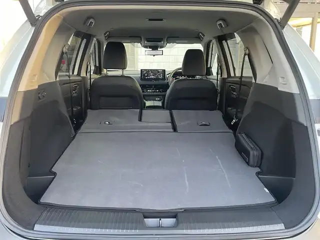 日産 エクストレイル G e－4ORCE 福岡県 2025(令7)年 0.1万km ブリリアントホワイトパール ワンオーナー/4WD/プロパイロット/プロパイロットパーキング/純正12.3インチナビ/　(AM/FM/Bluetooth/Andoroid Auto/フルセグTV)/アラウンドビューモニター/バック/フロント/サイドカメラ/運転支援機能/・エマージェンシーブレーキ/・踏み間違い衝突防止/・前方衝突予測/・後側方車両検知/衝突防止支援/・車線逸脱警報/防止支援/・後退時車両検知/・ふらつき警報/・標識検知/・クルーズコントロール/・オートライト/・オートマチックハイビーム/・横滑り防止機能/・クリアランスソナー/・コーナーセンサー/純正19インチアルミホイール/パワーバックドア/インテリジェントルームミラー/黒色レザーシート/純正前方ドライブレコーダー【DJ6】/ビルトインETC2.0/ヘッドアップディスプレイ/ステアリングスイッチ/ステアリングヒーター/シートメモリー(D)/パワーシート(D/N)/シートヒーター(全席)/純正フロアマット＆ラバーマット/ラゲッジカバー/ワイヤレス充電器/USBソケット×2、タイプC×2/アクセサリーソケット/100V電源/ISOFIX/スペアキー×1/保証書、取説、ナビ取説