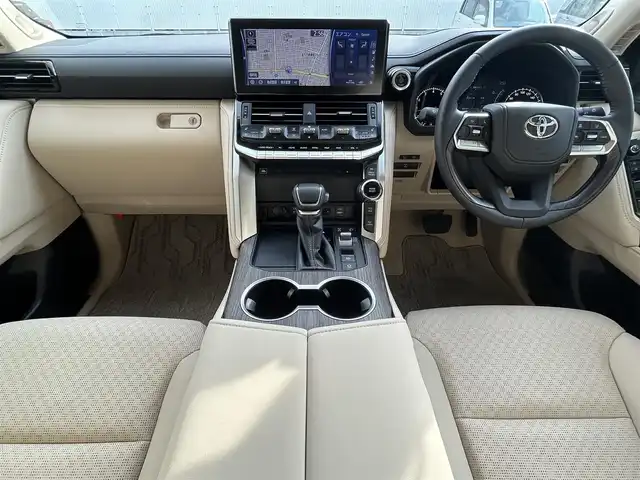 トヨタ ランドクルーザー ZX 栃木県 2024(令6)年 0.4万km プレシャスホワイトパール リヤシートエンターテインメントシステム/JBLプレミアムサウンドシステム/クールボックス/ルーフレール/Toyota Safety Sense/・プリクラッシュセーフティ（歩行者［昼夜］・自転車運転者［昼］検知機能付衝突回避支援タイプ/ミリ波レーダー＋単眼カメラ方式）/・レーントレーシングアシスト［LTA］/・レーンディパーチャーアラート［LDA］/・ドライバー異常時対応システム/・レーダークルーズコントロール(全車速追従機能付)/・アダプティブハイビームアシスト［AHS］/・ロードサインアシスト［RSA］/・発進遅れ告知機能［TMN］/ブラインドスポットモニター［BSM］＋安心降車アシスト［SEA］＋後方車両接近告知＋周辺車両接近時サポート（通報提案機能）＋後方車両への接近警報＋セカンダリーコリジョンブレーキ（停車中後突対応）/パーキングサポートブレーキ（前後方静止物・後方接近車両・後方歩行者）/パノラミックビューモニター/マルチテレインモニター/カラーヘッドアップディスプレイ/12.3インチHDディスプレイオーディオ（コネクティッドナビ対応）Plus/・TV（フルセグ）/・AppleCarPlay/AndroidAuto/・Bluetooth