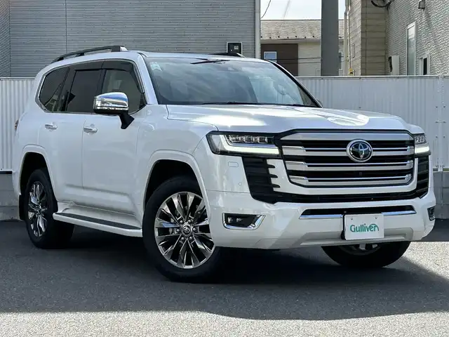 トヨタ ランドクルーザー ZX 栃木県 2024(令6)年 0.4万km プレシャスホワイトパール リヤシートエンターテインメントシステム/JBLプレミアムサウンドシステム/クールボックス/ルーフレール/Toyota Safety Sense/・プリクラッシュセーフティ（歩行者［昼夜］・自転車運転者［昼］検知機能付衝突回避支援タイプ/ミリ波レーダー＋単眼カメラ方式）/・レーントレーシングアシスト［LTA］/・レーンディパーチャーアラート［LDA］/・ドライバー異常時対応システム/・レーダークルーズコントロール(全車速追従機能付)/・アダプティブハイビームアシスト［AHS］/・ロードサインアシスト［RSA］/・発進遅れ告知機能［TMN］/ブラインドスポットモニター［BSM］＋安心降車アシスト［SEA］＋後方車両接近告知＋周辺車両接近時サポート（通報提案機能）＋後方車両への接近警報＋セカンダリーコリジョンブレーキ（停車中後突対応）/パーキングサポートブレーキ（前後方静止物・後方接近車両・後方歩行者）/パノラミックビューモニター/マルチテレインモニター/カラーヘッドアップディスプレイ/12.3インチHDディスプレイオーディオ（コネクティッドナビ対応）Plus/・TV（フルセグ）/・AppleCarPlay/AndroidAuto/・Bluetooth