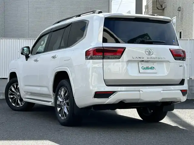 トヨタ ランドクルーザー ZX 栃木県 2024(令6)年 0.4万km プレシャスホワイトパール リヤシートエンターテインメントシステム/JBLプレミアムサウンドシステム/クールボックス/ルーフレール/Toyota Safety Sense/・プリクラッシュセーフティ（歩行者［昼夜］・自転車運転者［昼］検知機能付衝突回避支援タイプ/ミリ波レーダー＋単眼カメラ方式）/・レーントレーシングアシスト［LTA］/・レーンディパーチャーアラート［LDA］/・ドライバー異常時対応システム/・レーダークルーズコントロール(全車速追従機能付)/・アダプティブハイビームアシスト［AHS］/・ロードサインアシスト［RSA］/・発進遅れ告知機能［TMN］/ブラインドスポットモニター［BSM］＋安心降車アシスト［SEA］＋後方車両接近告知＋周辺車両接近時サポート（通報提案機能）＋後方車両への接近警報＋セカンダリーコリジョンブレーキ（停車中後突対応）/パーキングサポートブレーキ（前後方静止物・後方接近車両・後方歩行者）/パノラミックビューモニター/マルチテレインモニター/カラーヘッドアップディスプレイ/12.3インチHDディスプレイオーディオ（コネクティッドナビ対応）Plus/・TV（フルセグ）/・AppleCarPlay/AndroidAuto/・Bluetooth