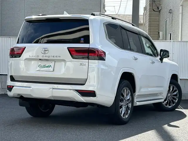 トヨタ ランドクルーザー ZX 栃木県 2024(令6)年 0.4万km プレシャスホワイトパール リヤシートエンターテインメントシステム/JBLプレミアムサウンドシステム/クールボックス/ルーフレール/Toyota Safety Sense/・プリクラッシュセーフティ（歩行者［昼夜］・自転車運転者［昼］検知機能付衝突回避支援タイプ/ミリ波レーダー＋単眼カメラ方式）/・レーントレーシングアシスト［LTA］/・レーンディパーチャーアラート［LDA］/・ドライバー異常時対応システム/・レーダークルーズコントロール(全車速追従機能付)/・アダプティブハイビームアシスト［AHS］/・ロードサインアシスト［RSA］/・発進遅れ告知機能［TMN］/ブラインドスポットモニター［BSM］＋安心降車アシスト［SEA］＋後方車両接近告知＋周辺車両接近時サポート（通報提案機能）＋後方車両への接近警報＋セカンダリーコリジョンブレーキ（停車中後突対応）/パーキングサポートブレーキ（前後方静止物・後方接近車両・後方歩行者）/パノラミックビューモニター/マルチテレインモニター/カラーヘッドアップディスプレイ/12.3インチHDディスプレイオーディオ（コネクティッドナビ対応）Plus/・TV（フルセグ）/・AppleCarPlay/AndroidAuto/・Bluetooth