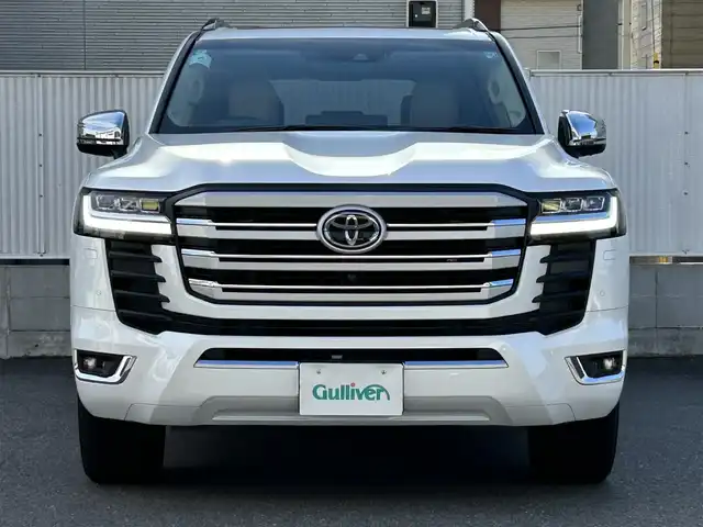 トヨタ ランドクルーザー ZX 栃木県 2024(令6)年 0.4万km プレシャスホワイトパール リヤシートエンターテインメントシステム/JBLプレミアムサウンドシステム/クールボックス/ルーフレール/Toyota Safety Sense/・プリクラッシュセーフティ（歩行者［昼夜］・自転車運転者［昼］検知機能付衝突回避支援タイプ/ミリ波レーダー＋単眼カメラ方式）/・レーントレーシングアシスト［LTA］/・レーンディパーチャーアラート［LDA］/・ドライバー異常時対応システム/・レーダークルーズコントロール(全車速追従機能付)/・アダプティブハイビームアシスト［AHS］/・ロードサインアシスト［RSA］/・発進遅れ告知機能［TMN］/ブラインドスポットモニター［BSM］＋安心降車アシスト［SEA］＋後方車両接近告知＋周辺車両接近時サポート（通報提案機能）＋後方車両への接近警報＋セカンダリーコリジョンブレーキ（停車中後突対応）/パーキングサポートブレーキ（前後方静止物・後方接近車両・後方歩行者）/パノラミックビューモニター/マルチテレインモニター/カラーヘッドアップディスプレイ/12.3インチHDディスプレイオーディオ（コネクティッドナビ対応）Plus/・TV（フルセグ）/・AppleCarPlay/AndroidAuto/・Bluetooth