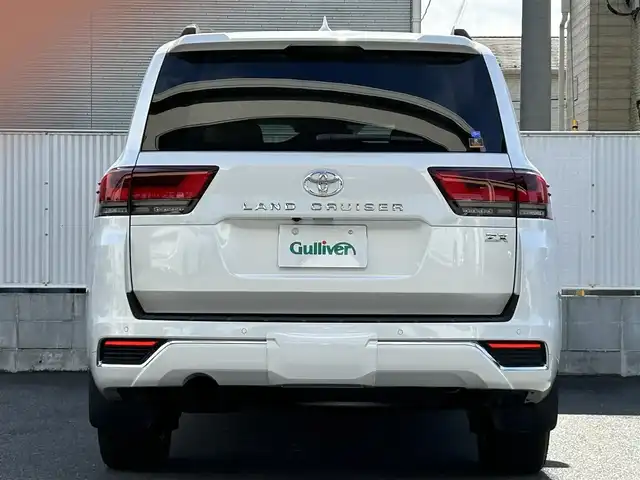 トヨタ ランドクルーザー ZX 栃木県 2024(令6)年 0.4万km プレシャスホワイトパール リヤシートエンターテインメントシステム/JBLプレミアムサウンドシステム/クールボックス/ルーフレール/Toyota Safety Sense/・プリクラッシュセーフティ（歩行者［昼夜］・自転車運転者［昼］検知機能付衝突回避支援タイプ/ミリ波レーダー＋単眼カメラ方式）/・レーントレーシングアシスト［LTA］/・レーンディパーチャーアラート［LDA］/・ドライバー異常時対応システム/・レーダークルーズコントロール(全車速追従機能付)/・アダプティブハイビームアシスト［AHS］/・ロードサインアシスト［RSA］/・発進遅れ告知機能［TMN］/ブラインドスポットモニター［BSM］＋安心降車アシスト［SEA］＋後方車両接近告知＋周辺車両接近時サポート（通報提案機能）＋後方車両への接近警報＋セカンダリーコリジョンブレーキ（停車中後突対応）/パーキングサポートブレーキ（前後方静止物・後方接近車両・後方歩行者）/パノラミックビューモニター/マルチテレインモニター/カラーヘッドアップディスプレイ/12.3インチHDディスプレイオーディオ（コネクティッドナビ対応）Plus/・TV（フルセグ）/・AppleCarPlay/AndroidAuto/・Bluetooth