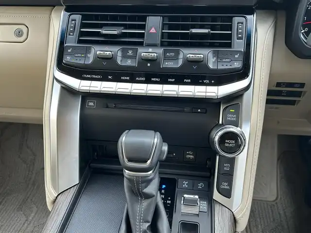 トヨタ ランドクルーザー ZX 栃木県 2024(令6)年 0.4万km プレシャスホワイトパール リヤシートエンターテインメントシステム/JBLプレミアムサウンドシステム/クールボックス/ルーフレール/Toyota Safety Sense/・プリクラッシュセーフティ（歩行者［昼夜］・自転車運転者［昼］検知機能付衝突回避支援タイプ/ミリ波レーダー＋単眼カメラ方式）/・レーントレーシングアシスト［LTA］/・レーンディパーチャーアラート［LDA］/・ドライバー異常時対応システム/・レーダークルーズコントロール(全車速追従機能付)/・アダプティブハイビームアシスト［AHS］/・ロードサインアシスト［RSA］/・発進遅れ告知機能［TMN］/ブラインドスポットモニター［BSM］＋安心降車アシスト［SEA］＋後方車両接近告知＋周辺車両接近時サポート（通報提案機能）＋後方車両への接近警報＋セカンダリーコリジョンブレーキ（停車中後突対応）/パーキングサポートブレーキ（前後方静止物・後方接近車両・後方歩行者）/パノラミックビューモニター/マルチテレインモニター/カラーヘッドアップディスプレイ/12.3インチHDディスプレイオーディオ（コネクティッドナビ対応）Plus/・TV（フルセグ）/・AppleCarPlay/AndroidAuto/・Bluetooth