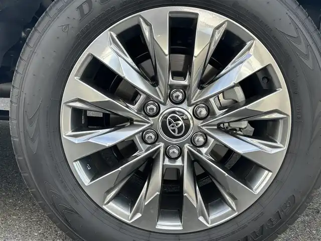 トヨタ ランドクルーザー ZX 栃木県 2024(令6)年 0.4万km プレシャスホワイトパール リヤシートエンターテインメントシステム/JBLプレミアムサウンドシステム/クールボックス/ルーフレール/Toyota Safety Sense/・プリクラッシュセーフティ（歩行者［昼夜］・自転車運転者［昼］検知機能付衝突回避支援タイプ/ミリ波レーダー＋単眼カメラ方式）/・レーントレーシングアシスト［LTA］/・レーンディパーチャーアラート［LDA］/・ドライバー異常時対応システム/・レーダークルーズコントロール(全車速追従機能付)/・アダプティブハイビームアシスト［AHS］/・ロードサインアシスト［RSA］/・発進遅れ告知機能［TMN］/ブラインドスポットモニター［BSM］＋安心降車アシスト［SEA］＋後方車両接近告知＋周辺車両接近時サポート（通報提案機能）＋後方車両への接近警報＋セカンダリーコリジョンブレーキ（停車中後突対応）/パーキングサポートブレーキ（前後方静止物・後方接近車両・後方歩行者）/パノラミックビューモニター/マルチテレインモニター/カラーヘッドアップディスプレイ/12.3インチHDディスプレイオーディオ（コネクティッドナビ対応）Plus/・TV（フルセグ）/・AppleCarPlay/AndroidAuto/・Bluetooth